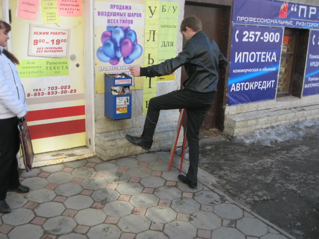 В Октябрьском районе убрали незаконную рекламу